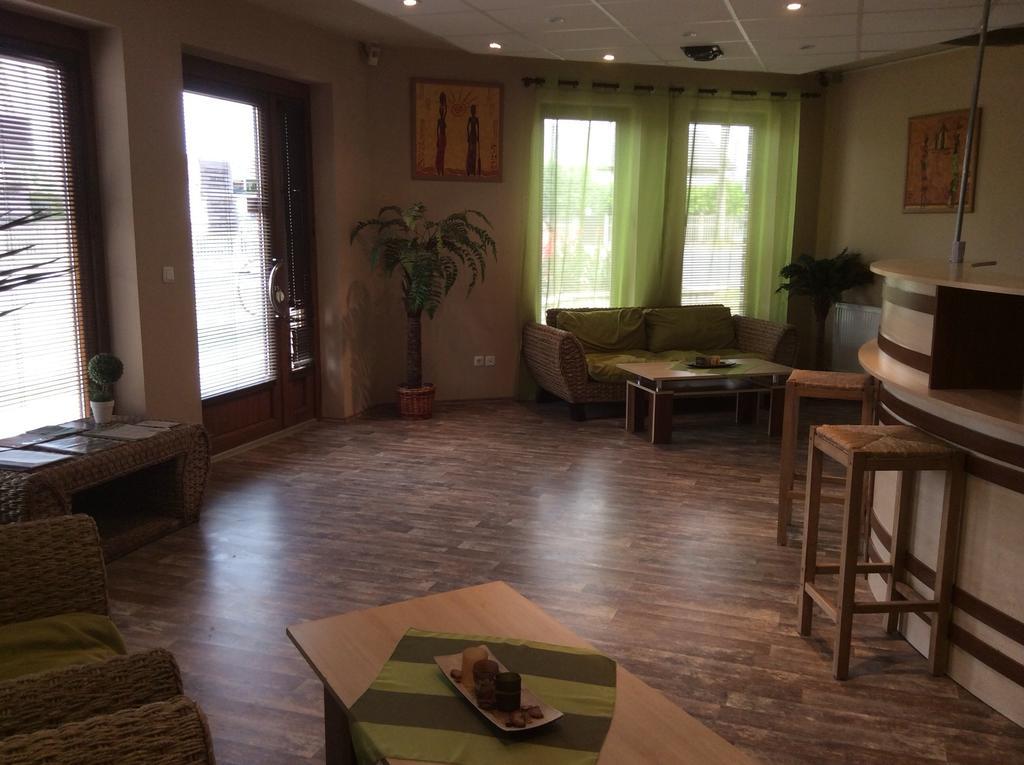 Abszolút Hotel és Panzió Nyírbátor Extérieur photo