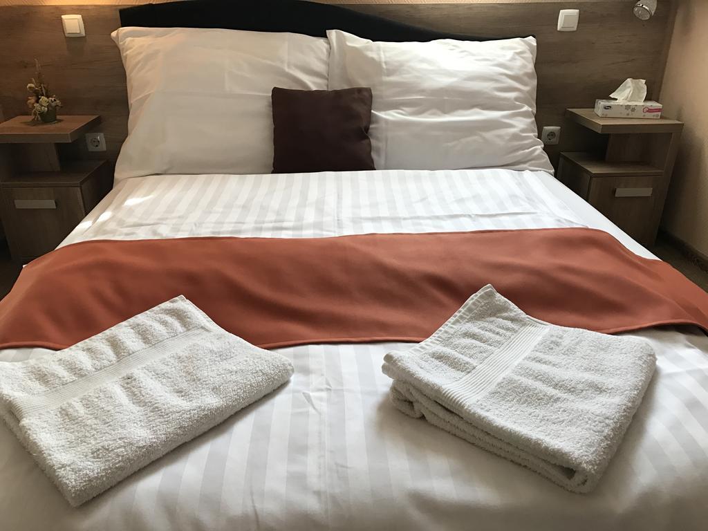 Abszolút Hotel és Panzió Nyírbátor Extérieur photo
